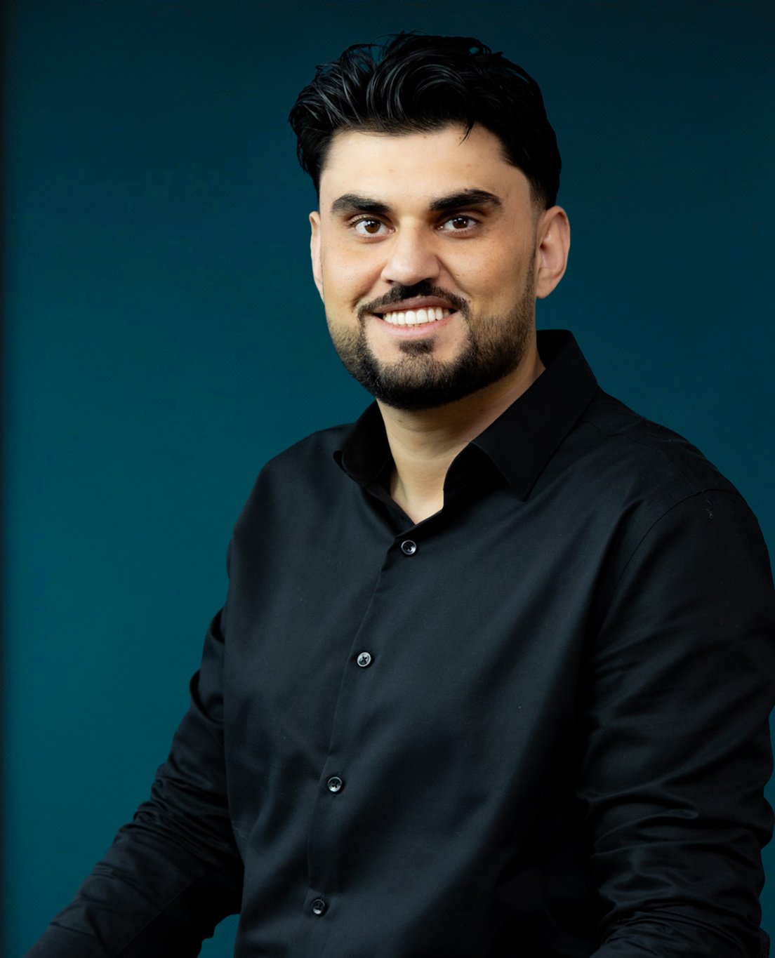 Siraj Ahmadzai working with PeakSpire clients